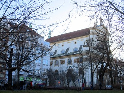 Kostel sv. Ignáce stoji na Karlově náměstí na Novém Městě