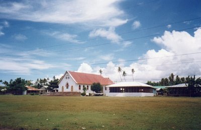 Samoa - vesnický kostel a "fale" pro vesnická shromáždění