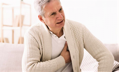 Zima „přeje“ infarktům. Kardiologové vyzývají – volejte záchranku hned při prvních příznacích
