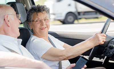 Vtipy o řidičkách ztrácejí smysl. Ženy nejezdí o nic hůře než muži