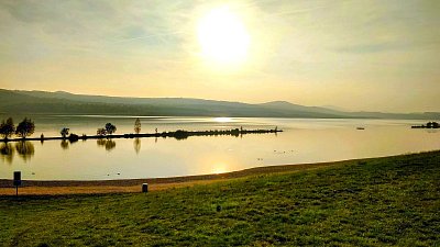 Západ slunce nad jezerem Most