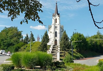 Hra slunce a oblak nad Kalvárií
