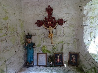 kaplicka-u-lesni-cesty-vnitrek.jpg