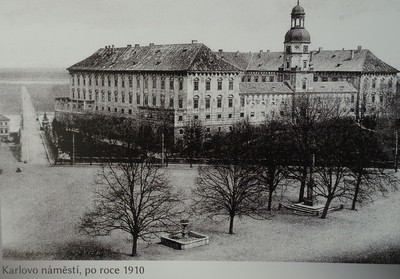 karlovo-namesti-zamek-po-roce-1910.jpg