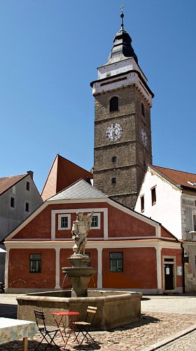 kasna-se-sochou-sv.-floriana-na-hornim-namesti-v-pozadi-kostel-nanebevzeti-panny-marie.jpg