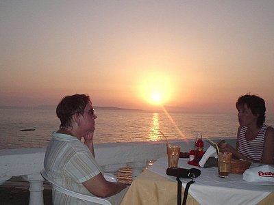 Korfu 2005, Agios Stefanos. Večerní siesta v kavárně Evinos