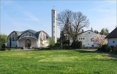 Kostel svatého Cyrila a Metoděje se zvonici *