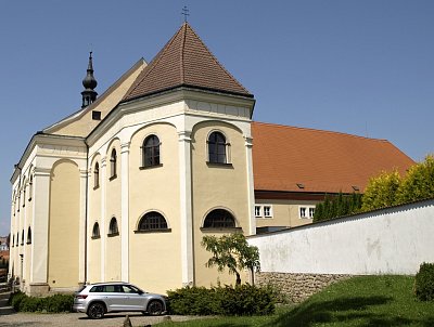 kostel-sv.-antonina-paduanskeho-vpravo-klaster-karmelitek.jpg