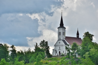 kostel v Malenovicích na vrchu Borová.JPG