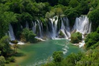 Vodopád Kravica na snímku z turistického prospektu