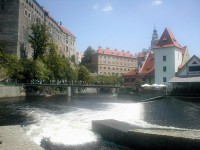 Pohled z jezu ve Vltavě na Český Krumlov