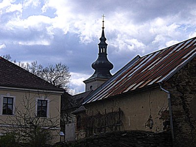 Kostel mezi starými domy