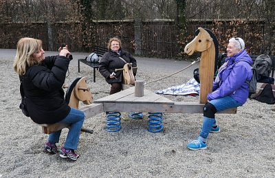 Za zpěvu dětských písniček, se děvčata zcela rozvrkočily...