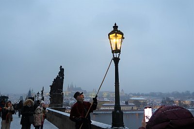 Lampář na Karlově mostě