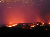 Tekoucí láva ohrožuje okolí Etny