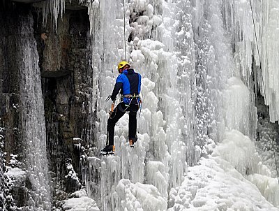 Na zamrzlém Vaňovském vodopádu