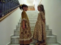 Adélka s Michaelkou na schodech