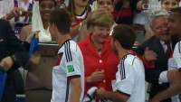 Německá kancléřka Merkelová objímala a líbala náhradníka