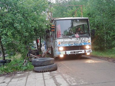 Autobus MHD jede.