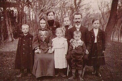 mistr-vaclav-s-rodinou-cca-1900.jpg