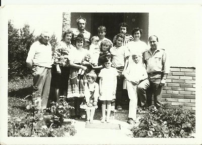 V roce 1986 jsem slavila 40.narozeniny s celou rodinou - vedle vlevo je moje maminka a tatínek