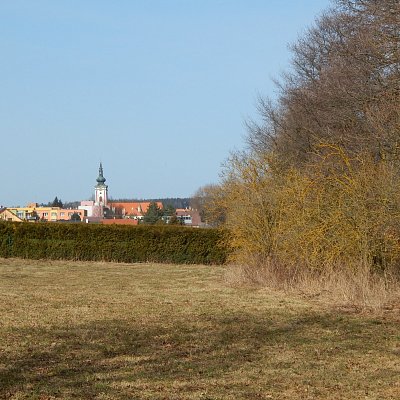 Věž kostela na začátku jara