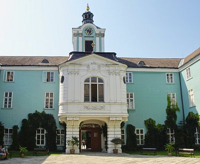 nadvori-zamku-2.jpg