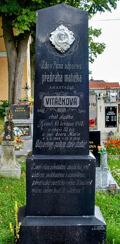 nahrobek-1.jpg
