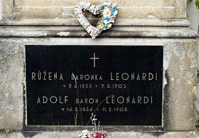 nahrobek baronů Leonhardi.jpg