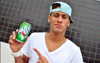 Snímek z facebooku - Neymar s reklamou na 7up nápoj