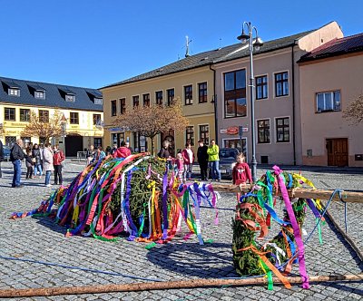 Než se zvedla májka