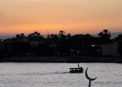 Egypt, Luxor. Nil žije i navečer.