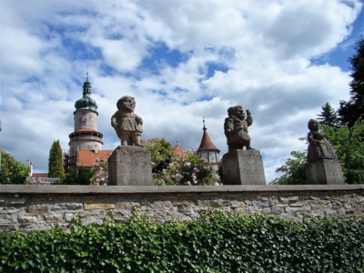 Trpaslíci v zámecké zahradě .....