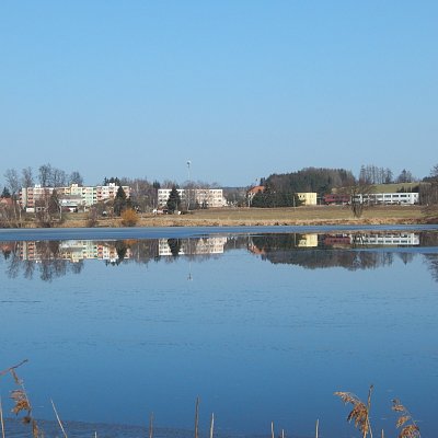 Sídliště v odlesku Novobystřického rybníka