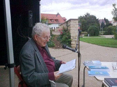 Dr. Chmelař čte ze své knihy Růže a prsten