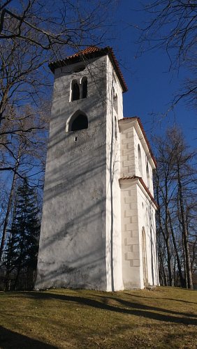 Zvonice se třemi zvony