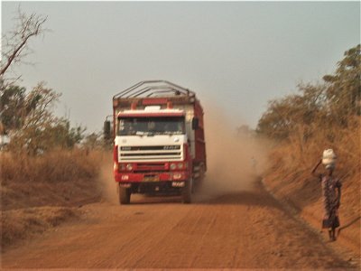 Ghana - kamion zvedá oblaka prachu