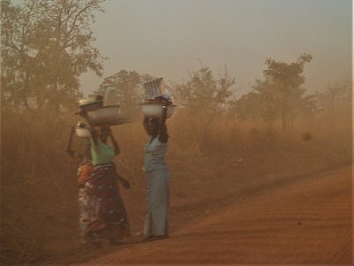 Ghana - zaopatření domácnosti v oblacích prachu