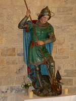 Východ z kaple střeží kamenná polychromovaná socha sv. Jiří, bojujícího s drakem