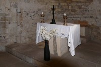 V apsidě kaple stojí malý oltář se skromnou výzdobou