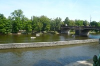 na Vltavu se vydala i spousta šlapadel - u mostu Legií