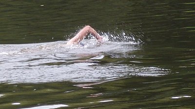 Plavání ve studené Berounce jednoho odvážlivce