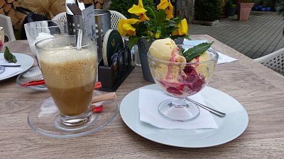 Daly jsme si Vídenskou kávu a pohár Horké maliny s vanilkovou zmrzlinou