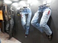 Motorkářské džíny tlumí pád