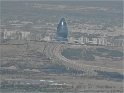 Pohled na nový Ašgabat od televizní věže, náš hotel