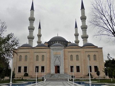 Mešita Ertugrul Gazi postavená podle vzoru istanbulské Modré mešity