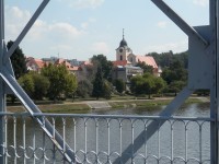 A typický pohled z mostu na kostel a okolí