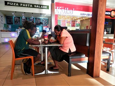 Oběd v pizzerii v Port Vila