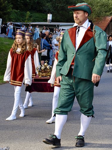 pan-lesni-v-pozadi-pazata-s-korunou.jpg