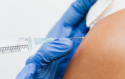 Od středy se spustí očkování osob s chronickým onemocněním. Pro přihlášení je nutný unikátní kód